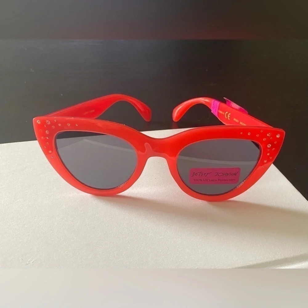 NWT-BETSEY JOHNSON-RED FRAME SUNGLASSES